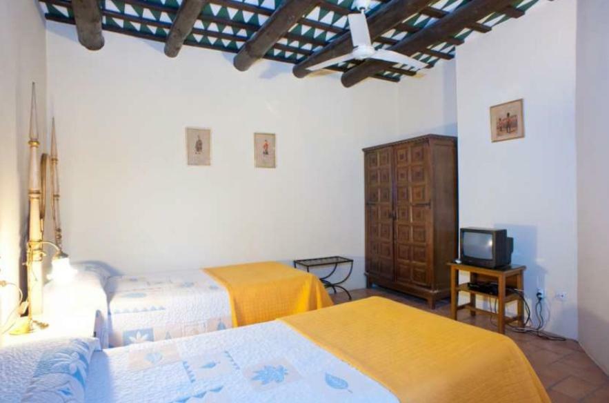 Hostal La Riera Torroella De Montgri Bagian luar foto