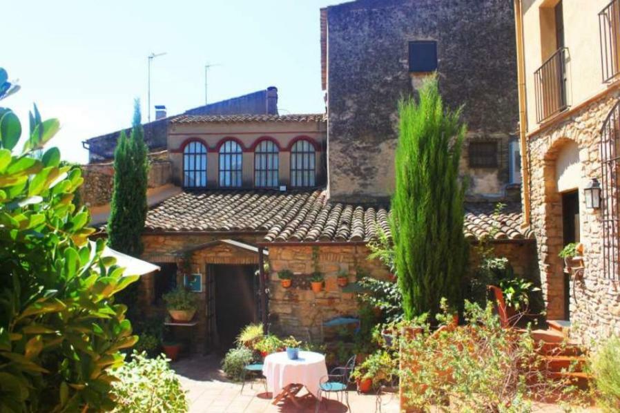 Hostal La Riera Torroella De Montgri Bagian luar foto