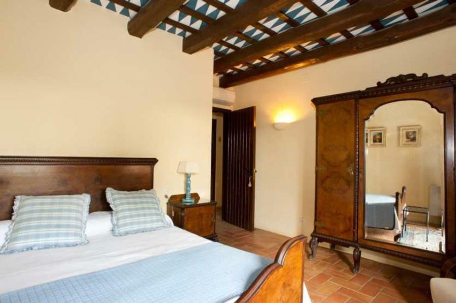 Hostal La Riera Torroella De Montgri Bagian luar foto